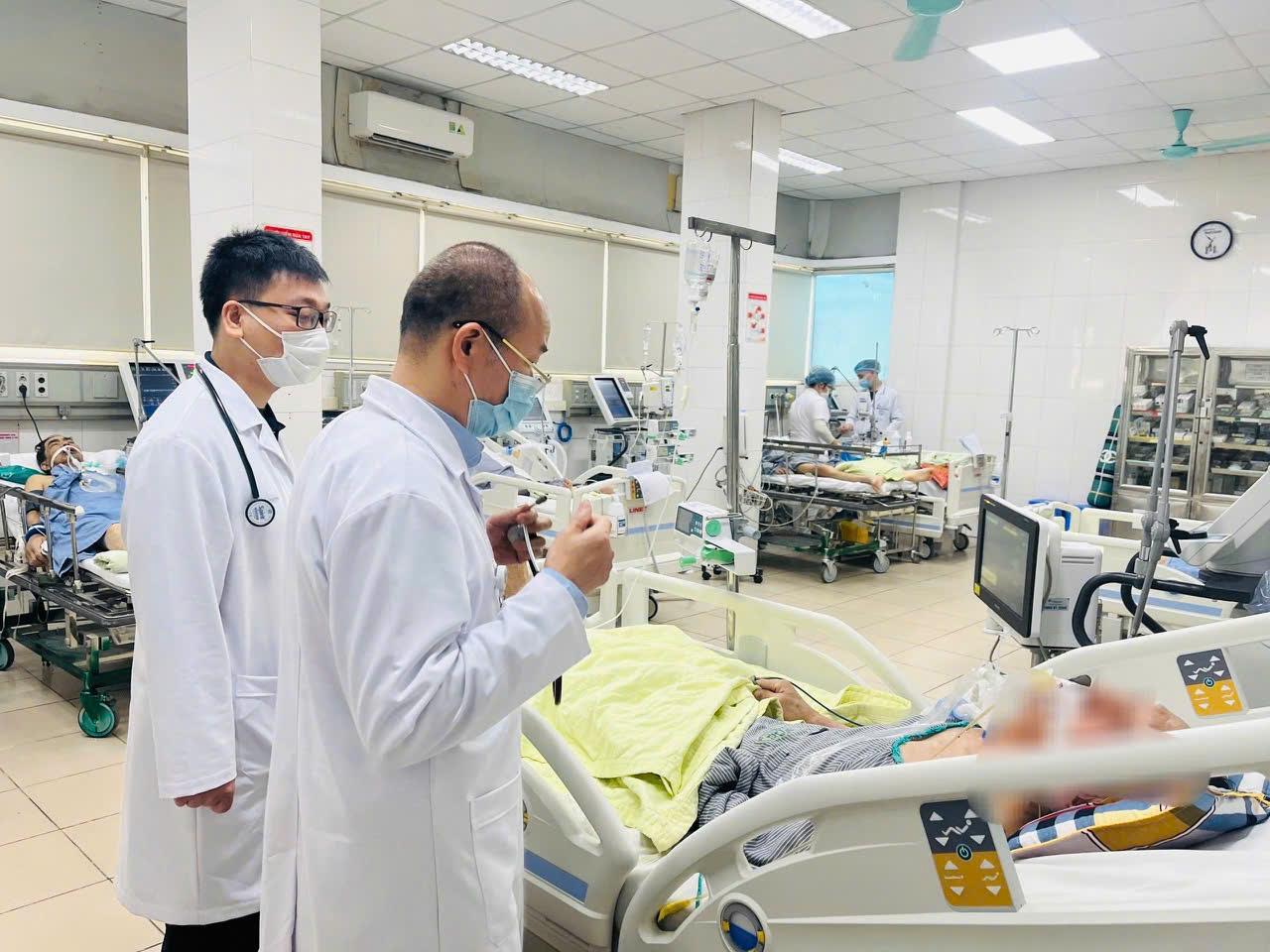 Patients with the flu -respiratory failure must be treated at the center of tropical diseases, Bach Mai Hospital. Photo: Thuy Duong