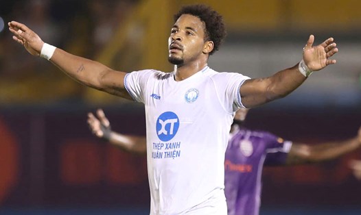 Nguyễn Xuân Son được vinh danh ở V.League 2024-2025. Ảnh: Thanh Vũ