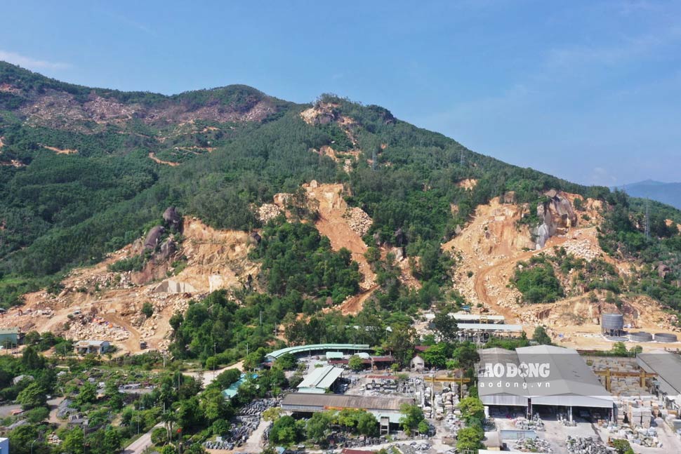 Hon Cha Mountain (Tran Quang Dieu Ward, Quy Nhon City, Binh Dinh) was lava because of the "bandit" exploited. Photo: Hoai Luan