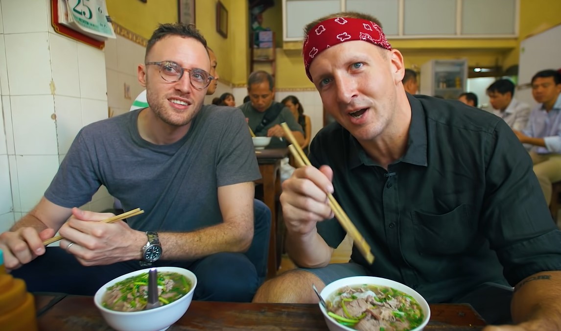Delicious tourists and bowls in Hanoi. Photos cut from video