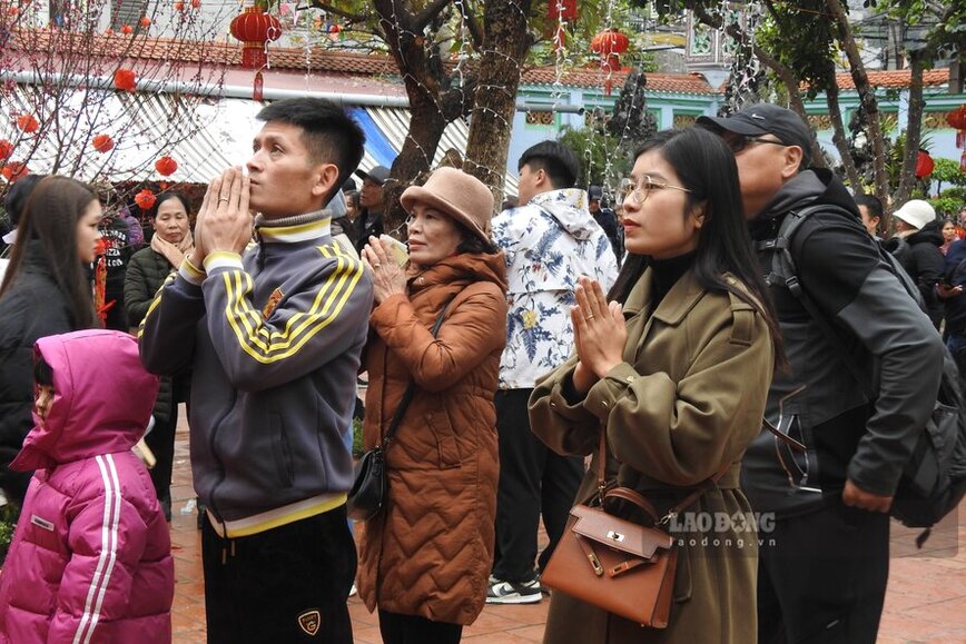 Chi Tang Guiayan - huong dan vien du lich den tu tinh Quang Tay, Trung Quoc - cho biet: “Hom nay toi dua 22 vi khach du lich tu Kham Chau (Quang Tay) qua Cua khau Huu Nghi va den le hoi den Mau Dong Dang. Lich trinh cua chung toi hom nay la sang den day di hoi va den trua la se quay tro lai Trung Quoc. Toi mong rang se co dong khach Trung Quoc sang Viet Nam hon nua“.