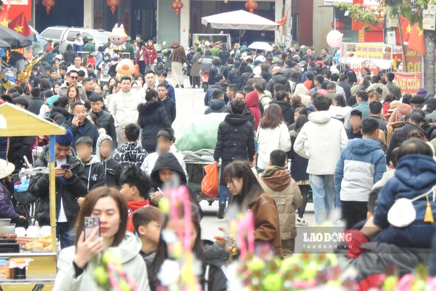 Theo ghi nhan cua phong vien Bao Lao Dong, du thoi tiet tai Lang Son ngay 7.3 nhieu may, co mua phun nhe va rat ret, nhung da co hang van du khach trong va ngoai nuoc den tray hoi den Mau Dong Dang.