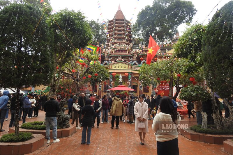 Den Mau Dong Dang mang day ve co kinh, uy nghiem nam giap suon nui, la noi tho Phat va Mau Ban thien.