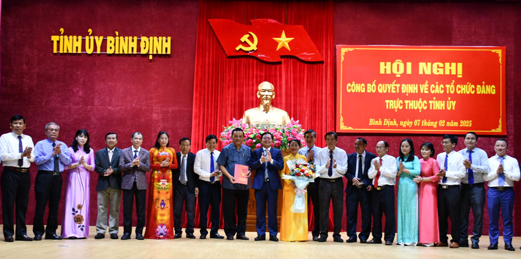 Ong Ho Quoc Dung trao quyet dinh thanh lap Dang bo cac co quan Dang tinh Binh Dinh. Anh: Xuan Nhan. 