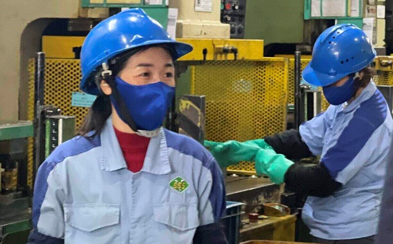 The female union members and workers will deploy a good emulation movement to work and ensure housework with content suitable to the new situation. Photo: Kieu Vu