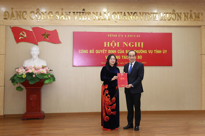 Mr. Vu Xuan Cuong - Permanent Deputy Secretary of Lao Cai Provincial Party Committee handed over the decision to Giang Thi Dung. Photo: Pham Bang
