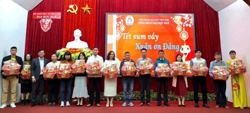 Assoc.Prof.Dr. Nguyen Duan, Chairman of Hue Union Trade Union presented Tet gifts to union members, officials and difficult workers of Hue University. Photo: interviewee