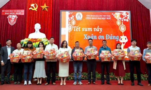 PGS.TS. Nguyễn Duân, Chủ tịch Công đoàn Đại học Huế trao quà Tết đến đoàn viên, viên chức, người lao động khó khăn của ĐH Huế. Ảnh: NVCC