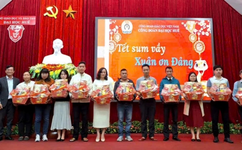 Assoc.Prof.Dr. Nguyen Duan, Chairman of Hue Union Trade Union presented Tet gifts to union members, officials and difficult workers of Hue University. Photo: interviewee