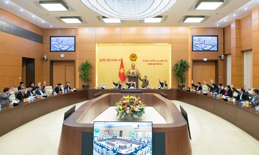 Với 100% thành viên có mặt, Ủy ban Thường vụ Quốc hội đã thông qua nghị quyết phê chuẩn đề nghị của Viện trưởng Viện Kiểm sát nhân dân tối cao về tổ chức bộ máy của Viện Kiểm sát nhân dân tối cao. Ảnh: Quochoi.vn