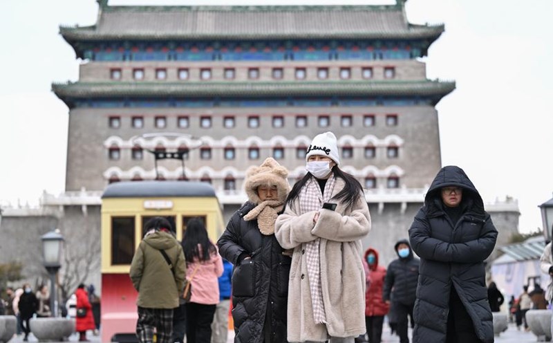 Cold air and strong wind made the temperature decrease in Beijing, China on 6.2.2025. Photo: Xinhua