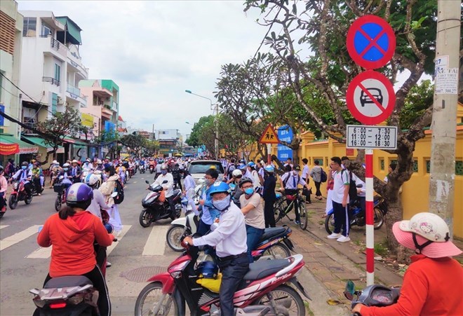 People pay attention to stop and park motorbikes in contravention of the regulations will be fined. Photo: Thanh Nhan