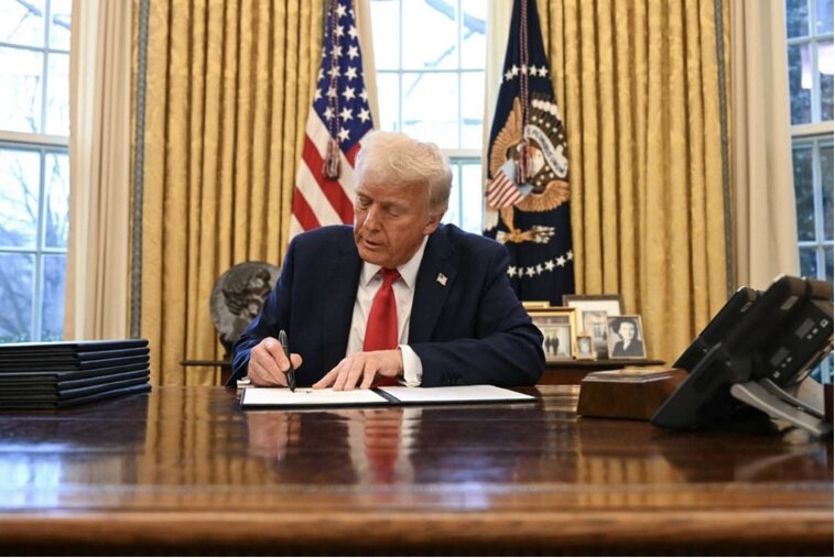 US President Donald Trump signed a decree on 3.2.2025. Photo: AFP