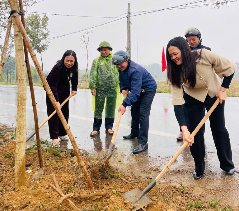 The union of Phuc Tho district participated in "Tet growing eternity gratitude to Uncle Ho" Xuan At Ty 2025. Photo: Community of the grassroots grassroots