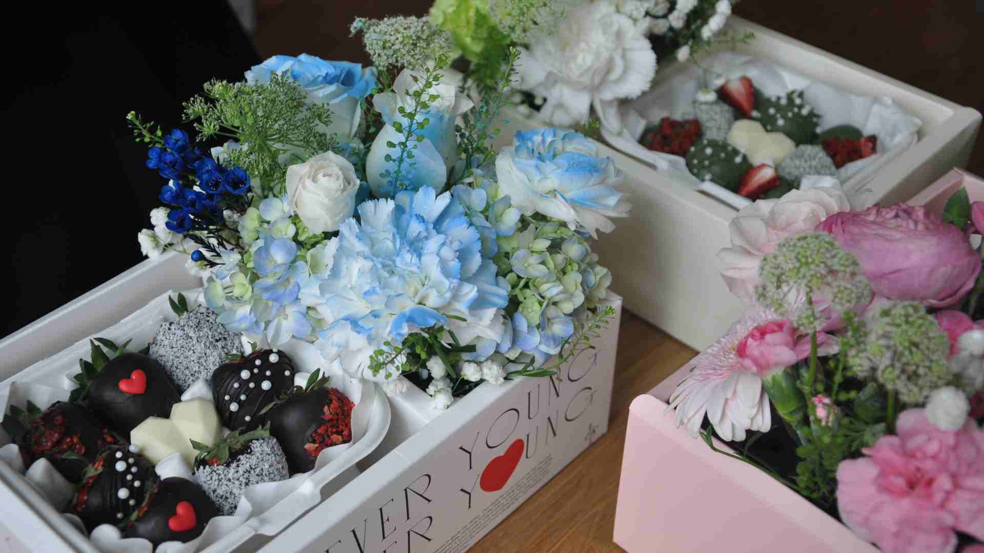 Flower market, Valentine's gifts started exciting