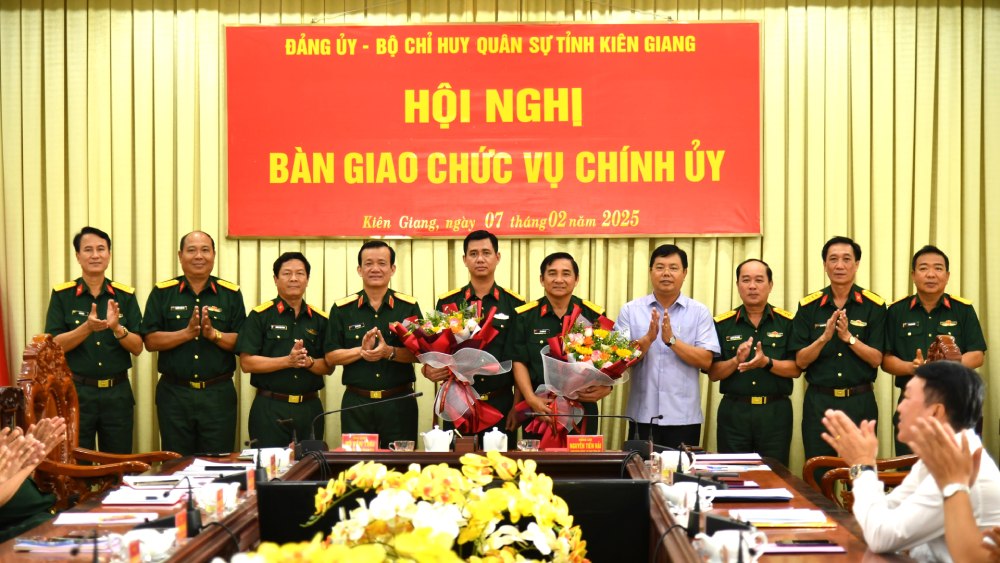 At the conference approved the minutes of handing over the position of Political Commissar of the Military Command of Kien Giang Province to Colonel Huynh Van Khoi (5th from the left). Photo: Phuong Vu