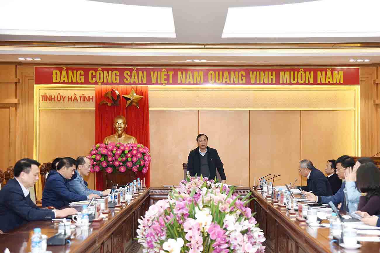 At the meeting to implement Resolution 18 of Ha Tinh Province on July 7, Secretary of Ha Tinh Provincial Party Committee praised Vice Chairman of Ha Tinh People's Committee Le Ngoc Chau and Head of the Organizing Committee of Ha Tinh Provincial Party Committee Vo Hong Hai retired before age. Photo: Ha Tinh.