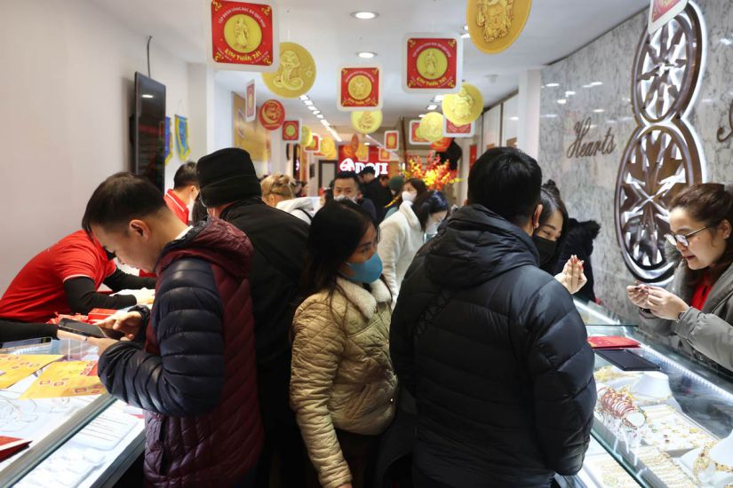 Inside the golden stores, the buying and selling activities are very bustling. Photo: Hoang Xuyen