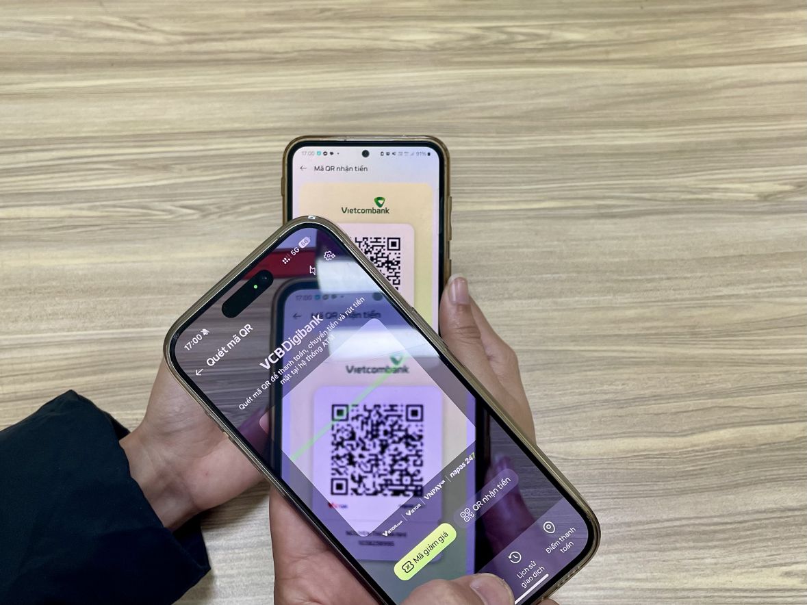 Payment by mobile phones has become a habit of many young people.