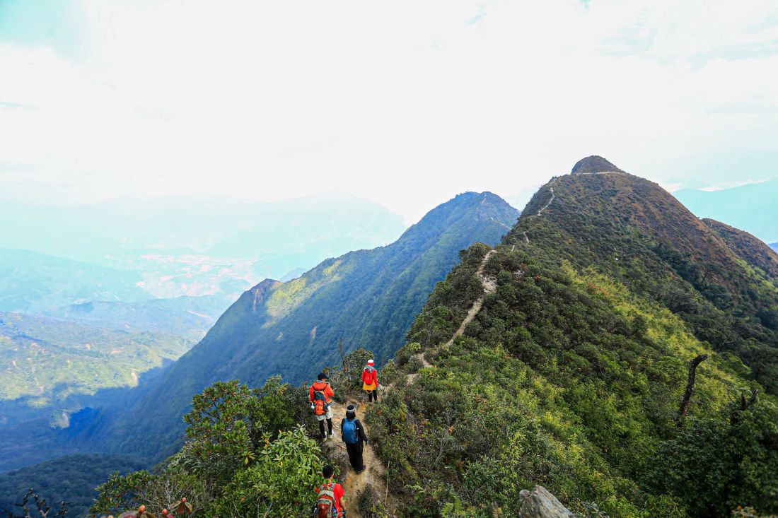 The journey to conquer one of the most difficult peaks in the North. Photo: Kieu Tung Lam