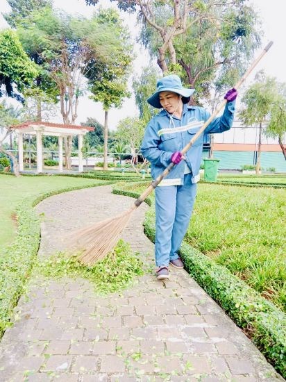 Đảng viên nữ tiên phong trong công tác vệ sinh môi trường