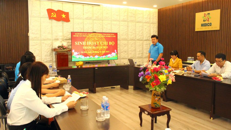 The branch of Sa Dec Industrial Zone Trade Union Office has 9 party members led by Mr. Nguyen Thanh Nhan, Chairman of the Union of Industrial Zones and Dong Thap Economic Zones as Secretary. Photo: Luc Tung