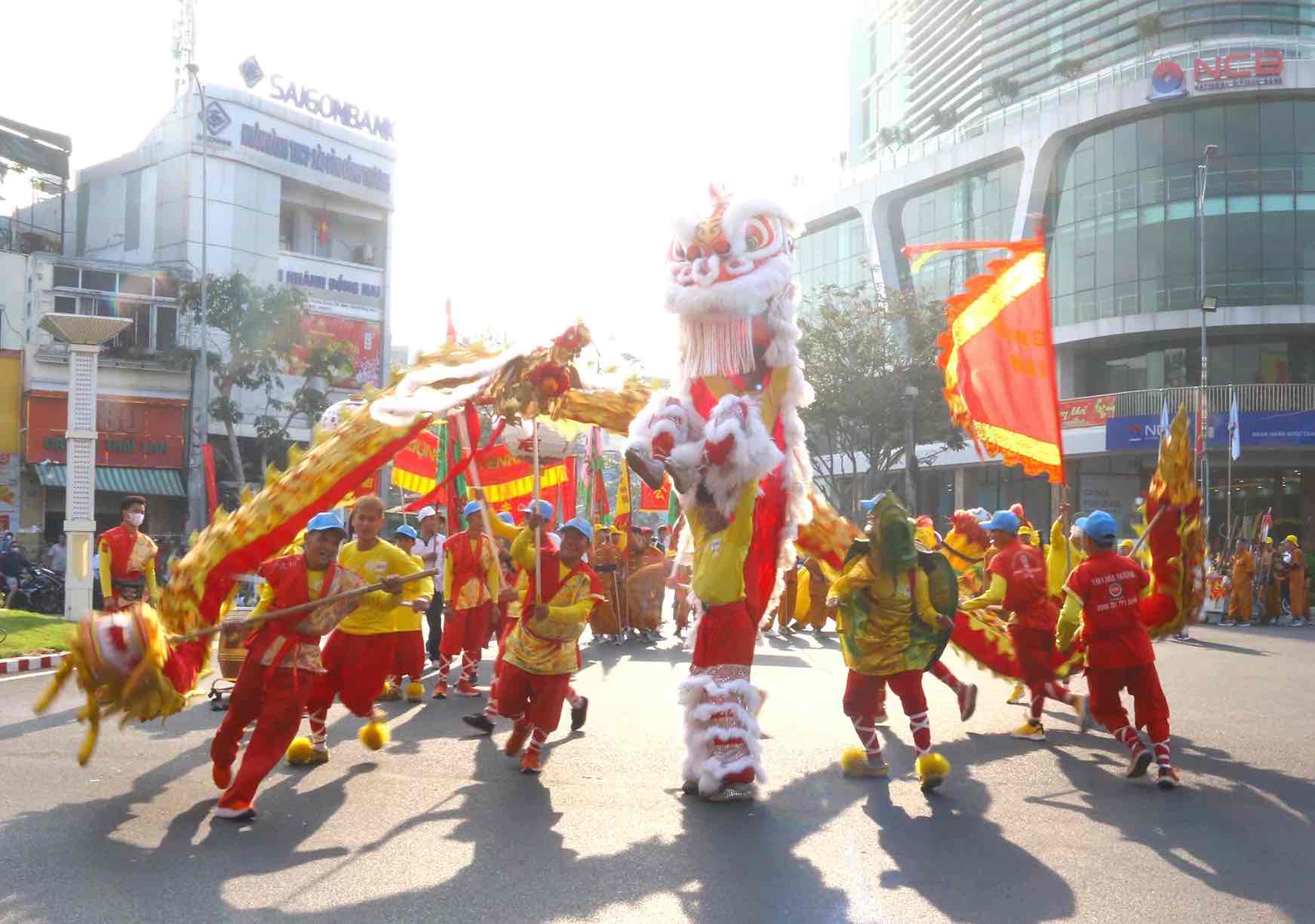 The parade of Nghinh Than ceremony belongs to the Festival of Ong Pagoda through the streets in Bien Hoa City, Dong Nai. Photo: HAC