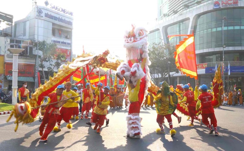 The parade of Nghinh Than ceremony belongs to the Festival of Ong Pagoda through the streets in Bien Hoa City, Dong Nai. Photo: HAC