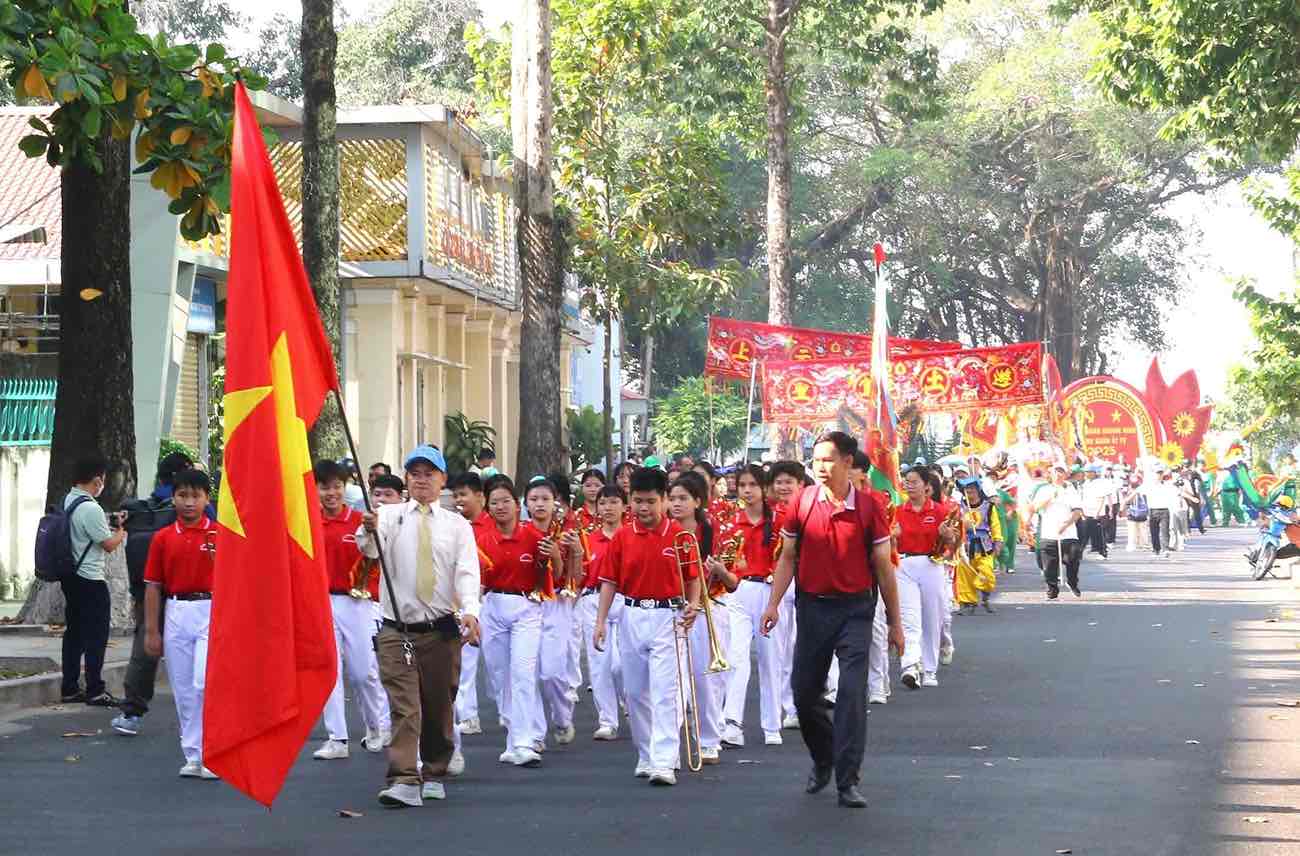 Doan dieu hanh le nghinh than xuat du duong bo tren nhieu tuyen duong pho o TP Bien Hoa. Anh: HAC