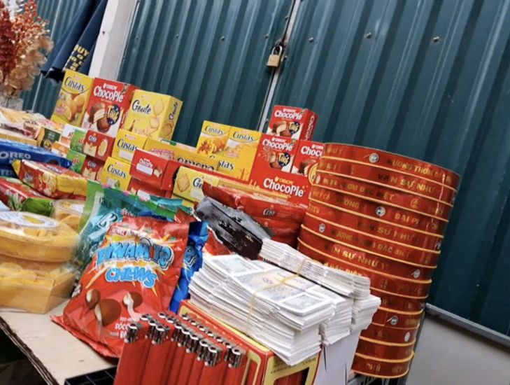 Buying and selling counters, exchanging change at Phuc Khanh pagoda gate. Photo: Thuy Duong