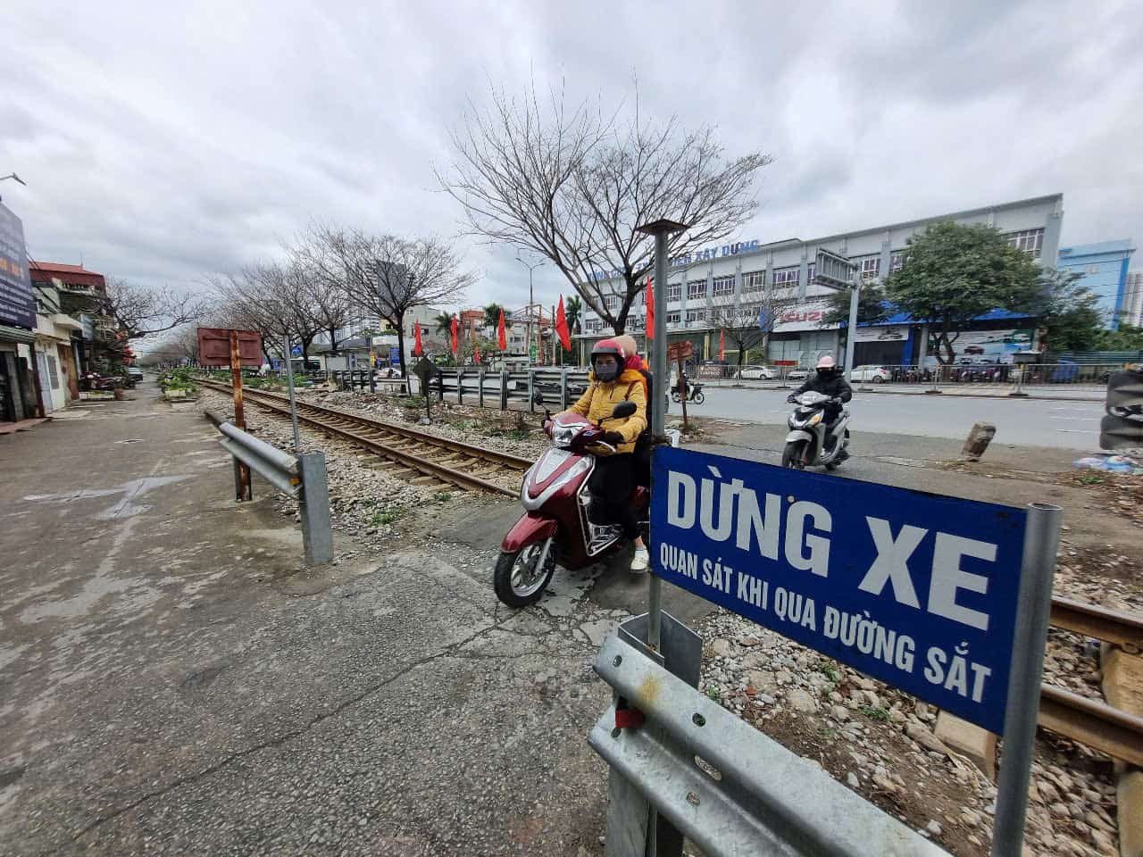 Small habits when crossing the railway help avoid big disasters