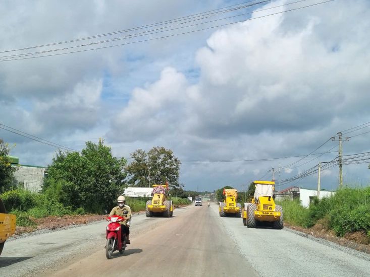 A section of upgrading and renovating provincial road 1 (Dak Lak province) is being implemented. Photo: Bao Trung