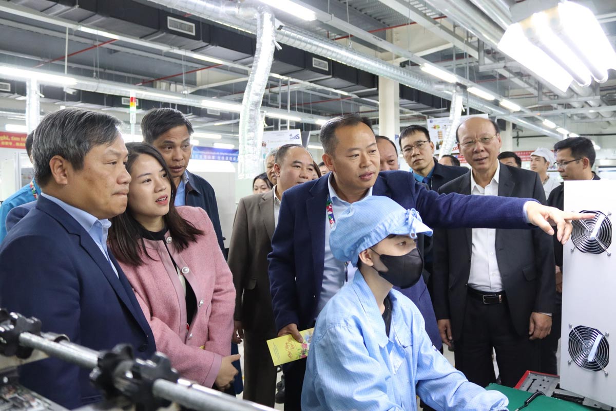 Leaders of Quang Ninh province visit the production line of Tonly Vietnam Electronic Engineering Co., Ltd. Photo: Tonly Vietnam Company