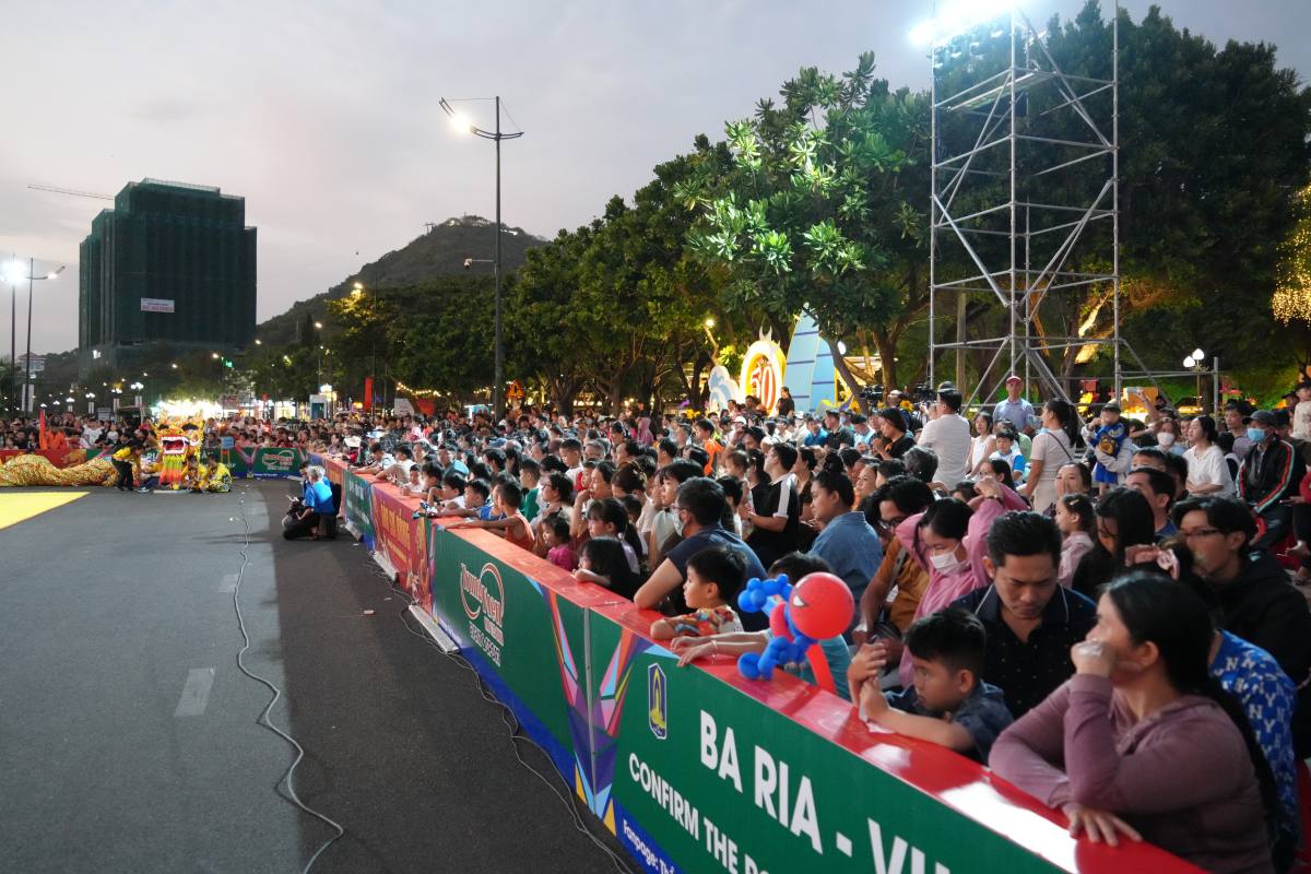 Kha dong du khach, nguoi dan da tap trung o khu vuc Bai Truoc theo doi giai dau. Chi Dung (Phuong 3, TP Vung Tau) cho biet: da den khu vuc nay tu som de co vi tri tot, theo doi cac man trinh dien, thi dau. Anh: Thanh An