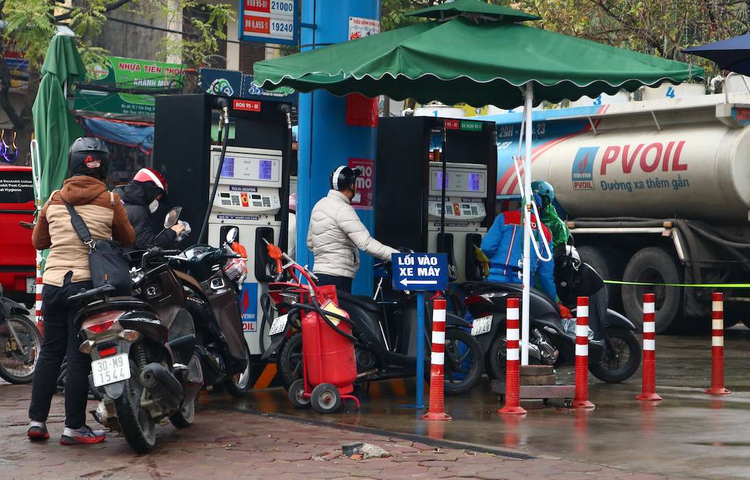 Gasoline prices may continue to decrease in the next week's adjustment period. Photo: Tuyet Lan