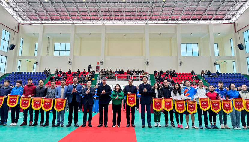 Give souvenir flags to delegations to the contest. Photo: Yen Bai Labor Federation