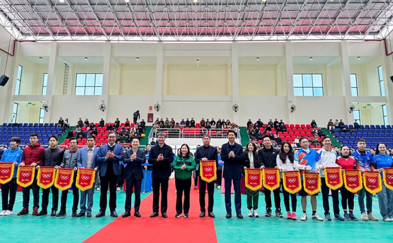 Give souvenir flags to delegations to the contest. Photo: Yen Bai Labor Federation