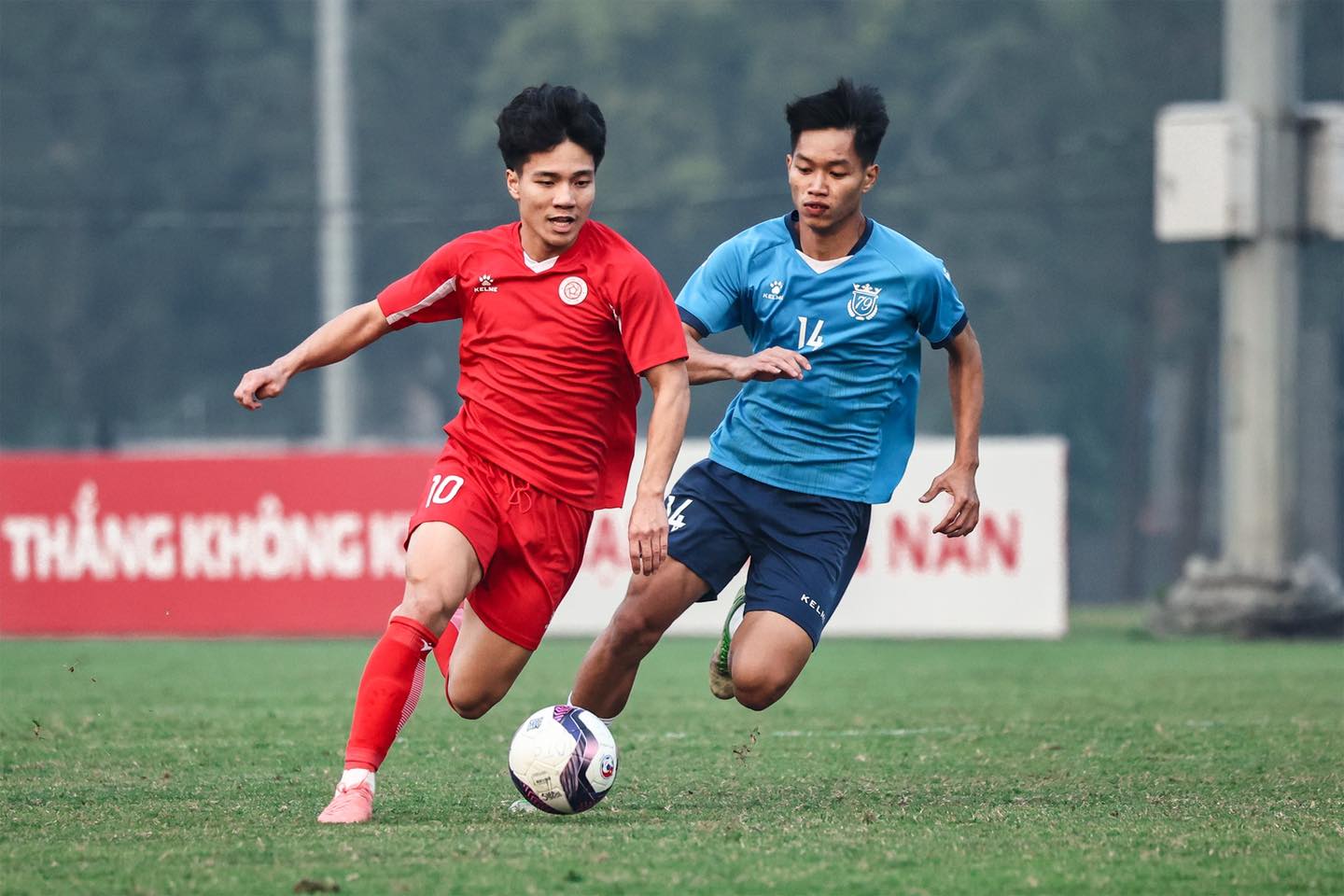Coach and U19 Luxury Ha Long (blue shirt) were punished for negative manifestations at the National U19 tournament. Photo: TCVT