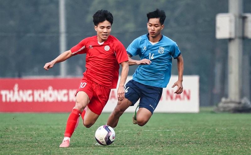Coach and U19 Luxury Ha Long (blue shirt) were punished for negative manifestations at the National U19 tournament. Photo: TCVT