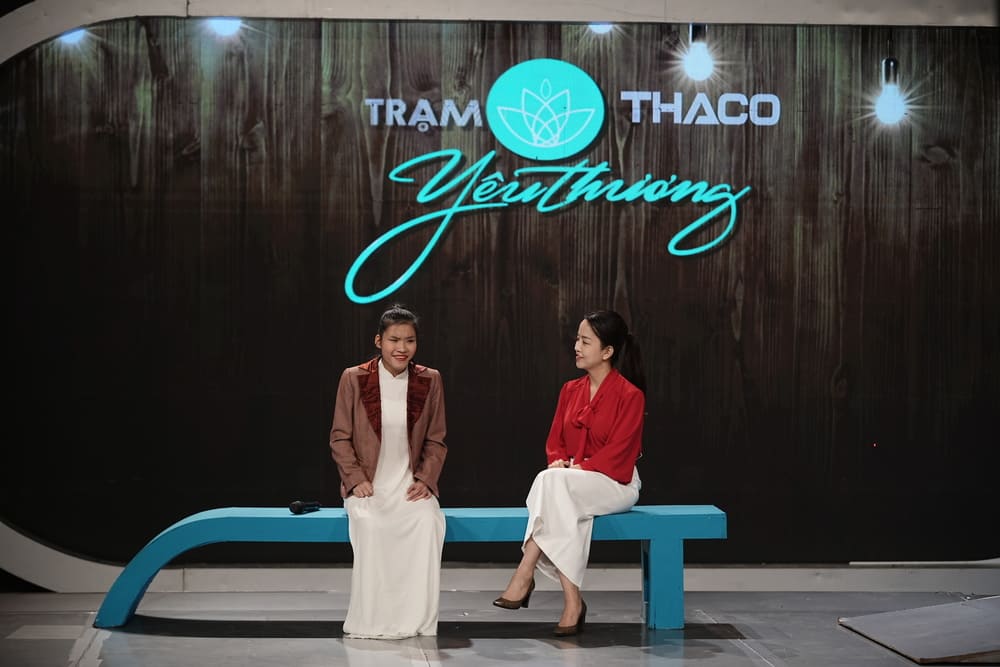 The blind girl Dang Thanh Thu is the guest of the "Loving Station" program. Photo: VTV