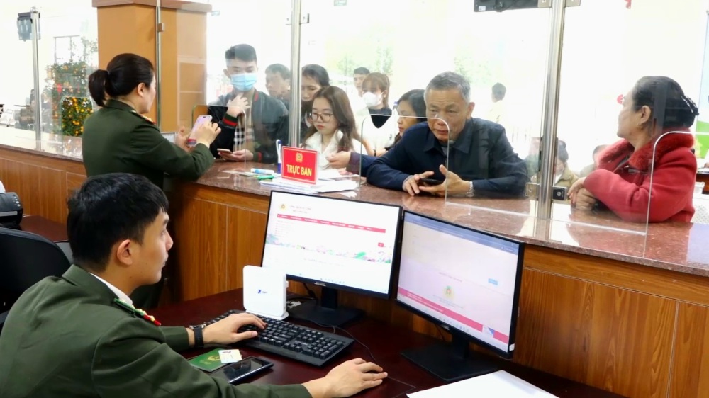People carry out online immigration procedures. Photo: H. Kha