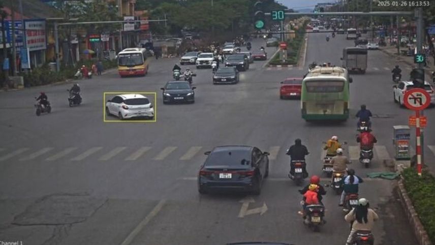 Cars (golden) are one of the media being cold fined in Bac Giang. Photo: Bac Giang Police