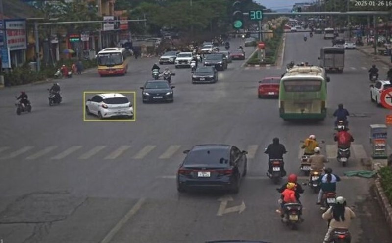 Cars (golden) are one of the media being cold fined in Bac Giang. Photo: Bac Giang Police
