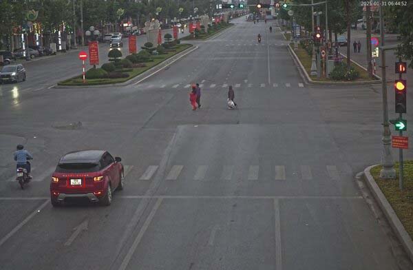 Cars passing a red light at Hung Vuong - Xuong Giang intersection, Bac Giang city were cold. Photo: Bac Giang Police