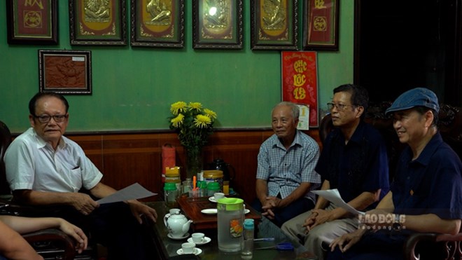 The artist of Bac Ninh province shared his mind with the Lao Dong Newspaper reporter when the literary and artistic award of Bac Ninh province gave 2 years late. Photo: Tran Tuan