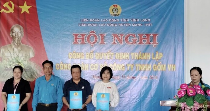 LĐLĐ huyện Mang Thít trao quyết định thành lập CĐCS Công ty TNHH Gốm VH. Ảnh: LĐLĐ huyện Mang Thít.