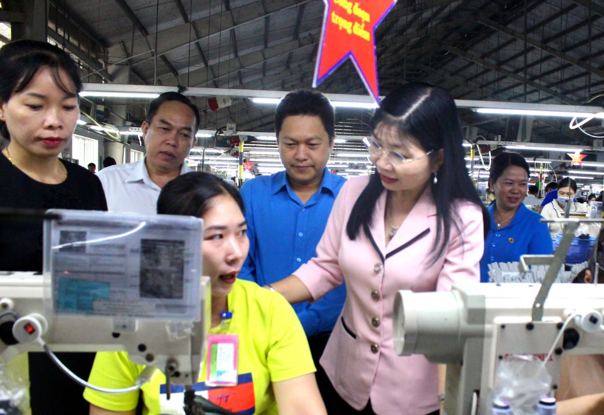 Không khí làm việc hăm hở của công nhân lao động được thắp nguồn từ sự chăm lo kịp thời, chu đáo của các cơ quan chức năng và doanh nghiệp. Trong ảnh, bà Trần Thị Thanh Hương - Trưởng Ban Tuyên giáo Tỉnh ủy, Trưởng đoàn Đại biểu Quốc hội tỉnh và ông Lâm Thành Sĩ - Chủ tịch Liên đoàn lao động tỉnh An Giang trực tiếp chúc Tết, thăm hỏi và tặng quà cho công nhân, lao động làm việc ngày đầu năm. 