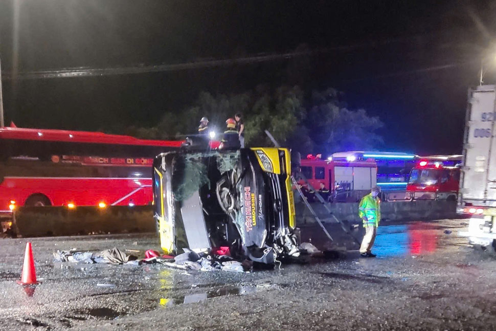 The scene of the passenger car on Highway 1 through Phu Yen caused 3 deaths and many injured. Photo: Minh Du