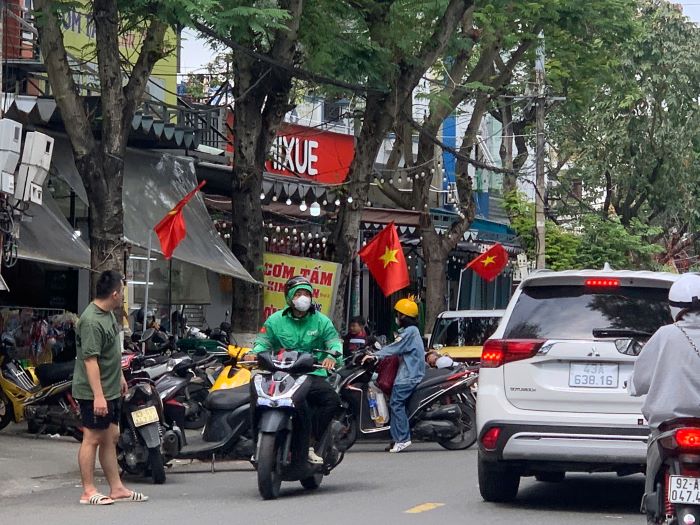 Many Da Nang shops encroach on the road as a parking space. Photo: Tran Thi