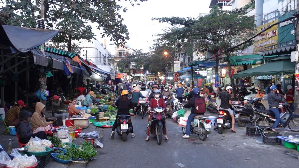 Tai nhieu cho truyen thong tren dia ban TP Da Nang, vao gio cao diem long duong tro thanh noi buon ban. Anh: Tran Thi